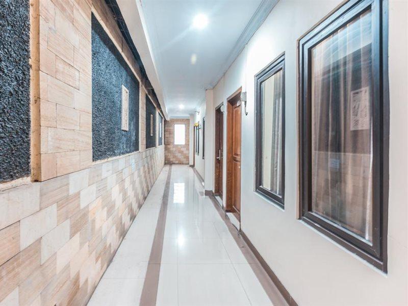 ג'קרטה Oyo 1667 Wisma Lux Barkah מסדרונות תמונה