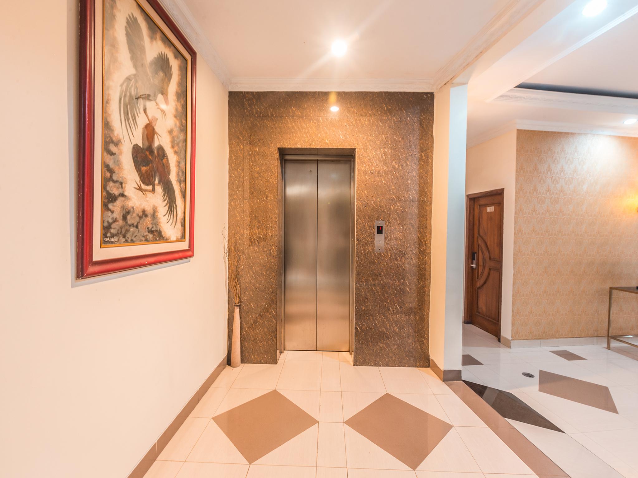 ג'קרטה Oyo 1667 Wisma Lux Barkah מראה חיצוני תמונה